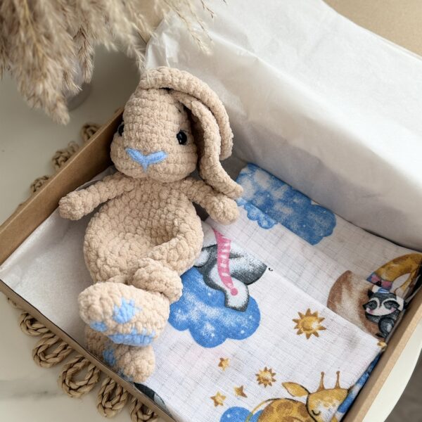 Migdukas zuikutis ir merliukai su gyvūnėliais