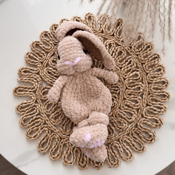 migdukas zuikutis su rožinėm detalėm