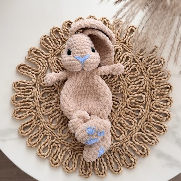 migdukas zuikutis su žydrom detalėm