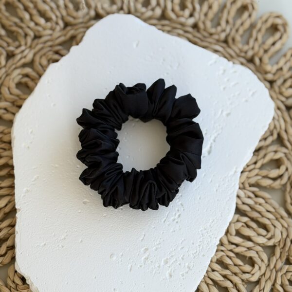 MINI Armani šilko gumytė (Juoda)