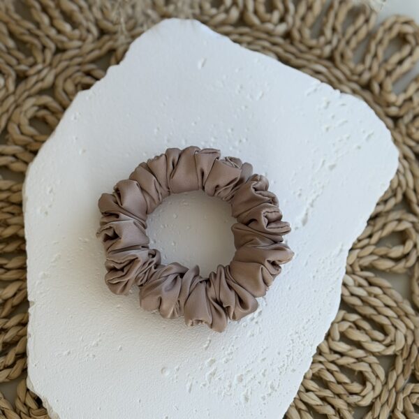 MINI Armani šilko gumytė (Smėlio sp.)