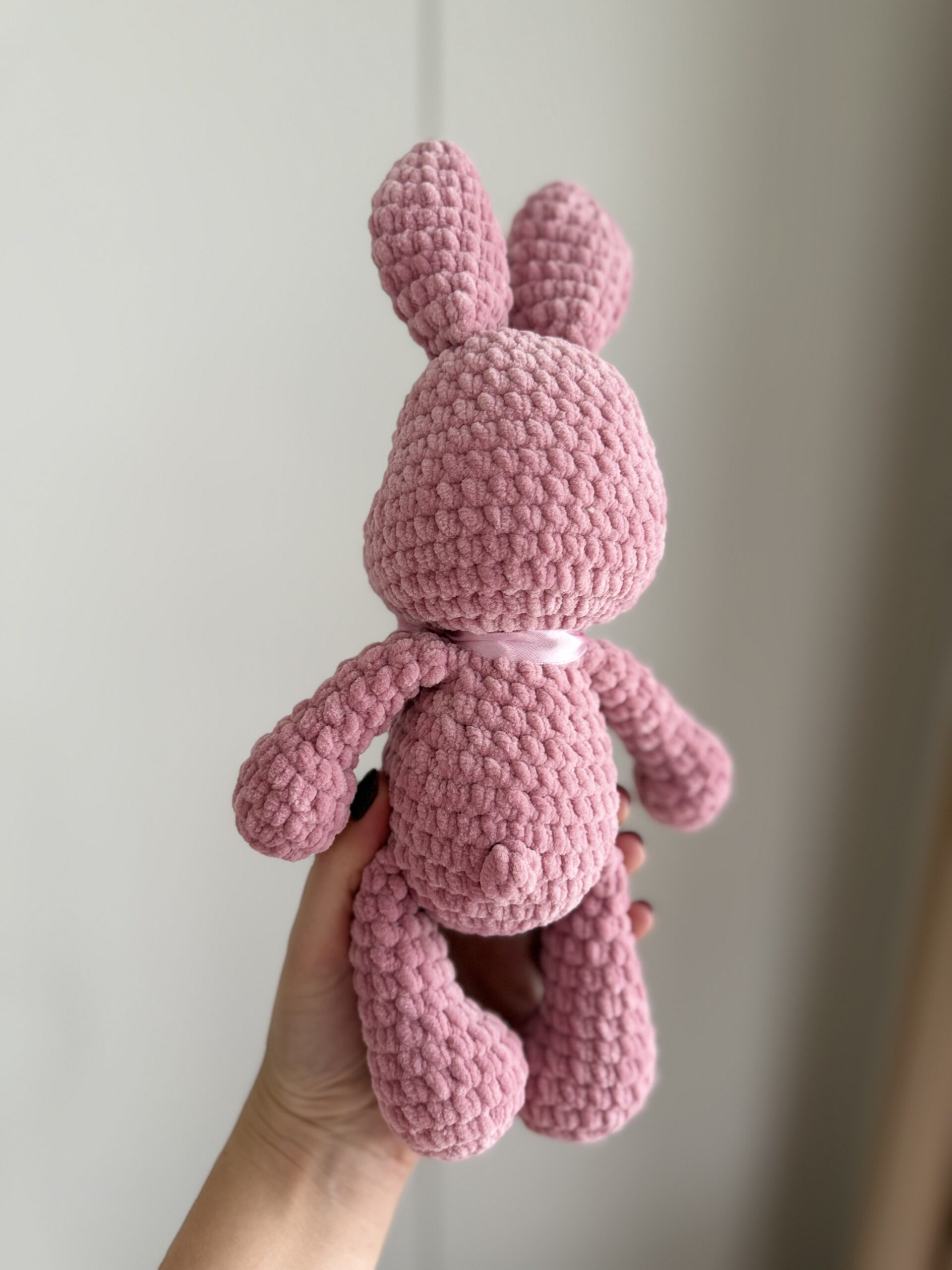 Mini zuikutis pelenu rožinis su rožiniu kaspinu - Image 4